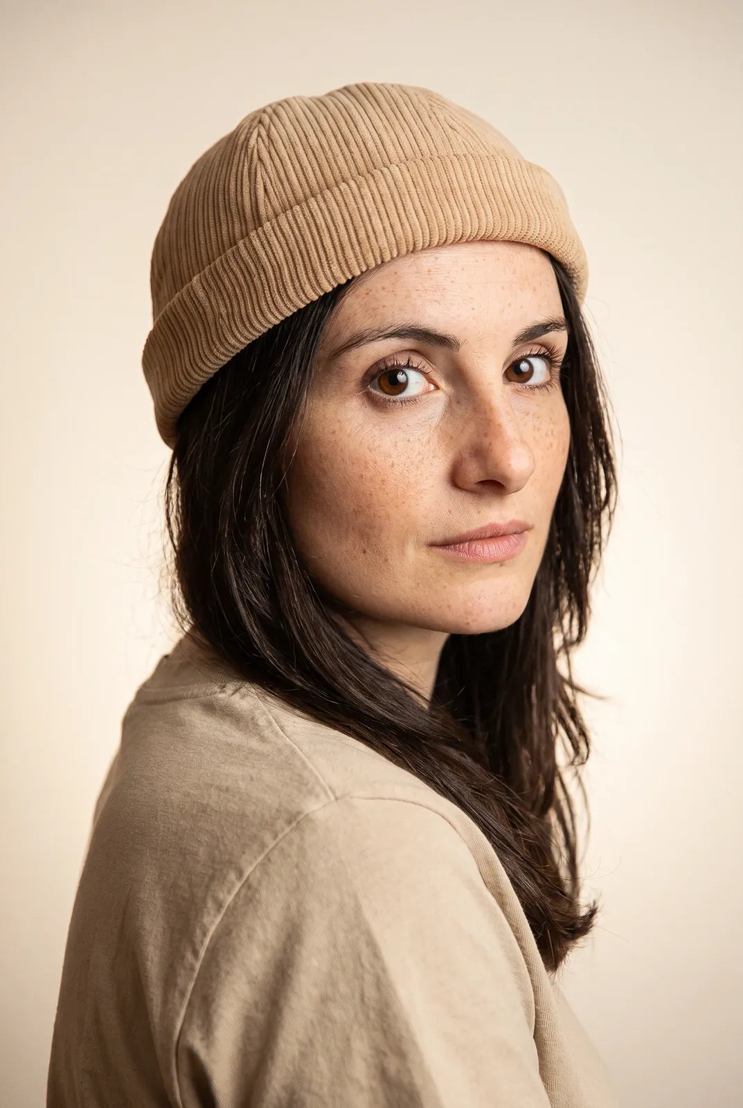 Bonnet docker Velours Côtelé violet porté par une femme, portrait