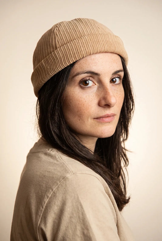 Bonnet docker Velours Côtelé violet porté par une femme, portrait