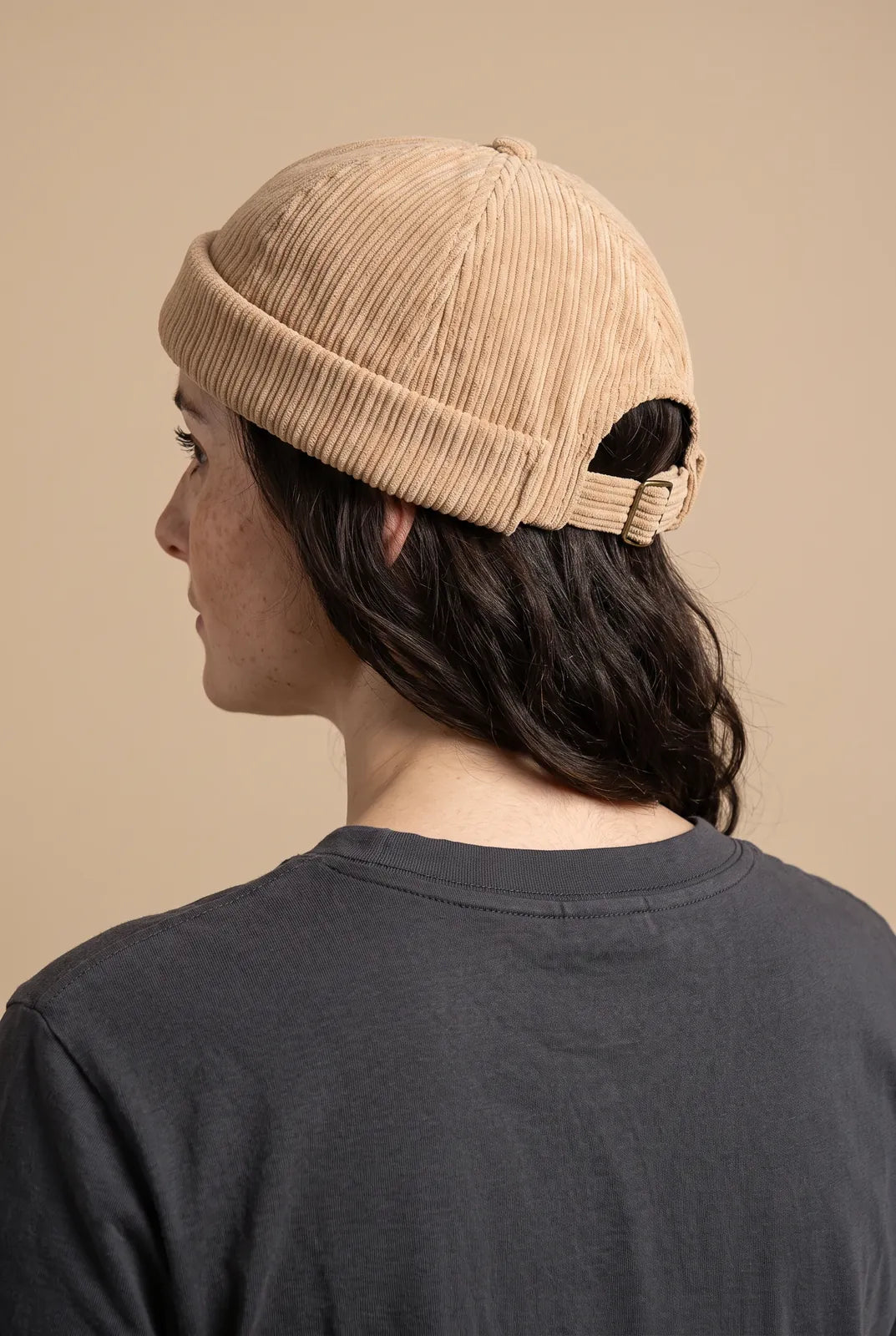 Bonnet docker Velours Côtelé violet porté par une femme, vue de dos sur la fermeture
