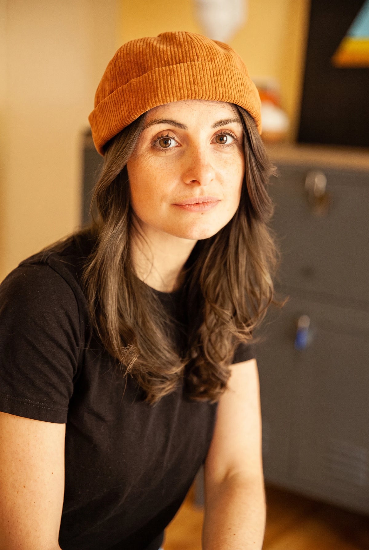 Bonnet docker Velours terracotta porté par une femme