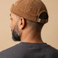 Bonnet docker Velours Retro camel porté par un homme, vue de dos sur la fermeture