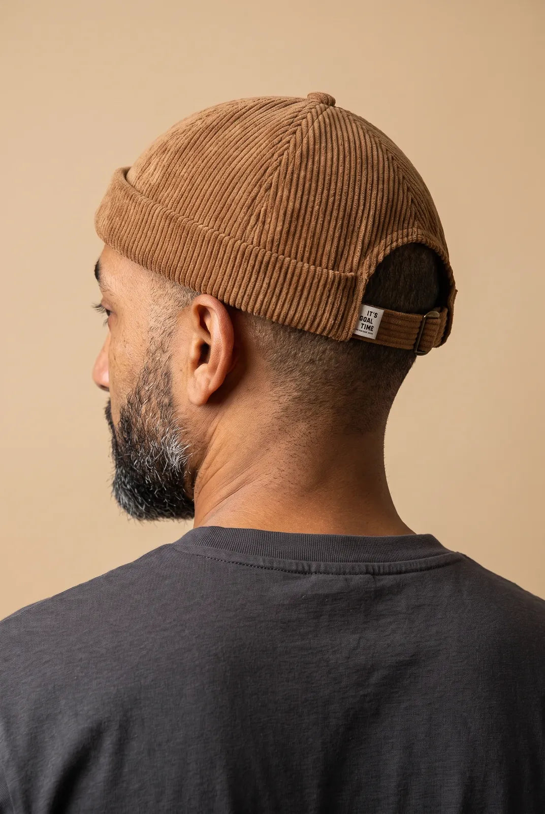 Bonnet docker Velours Retro camel porté par un homme, vue de dos sur la fermeture