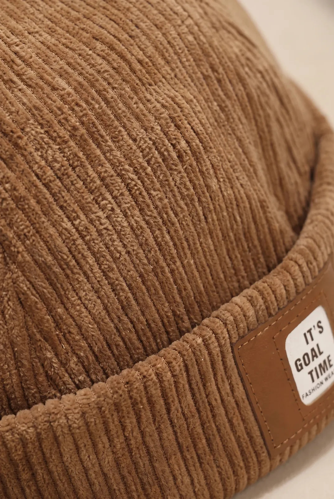 Gros plan sur la matière du bonnet docker Velours Retro camel
