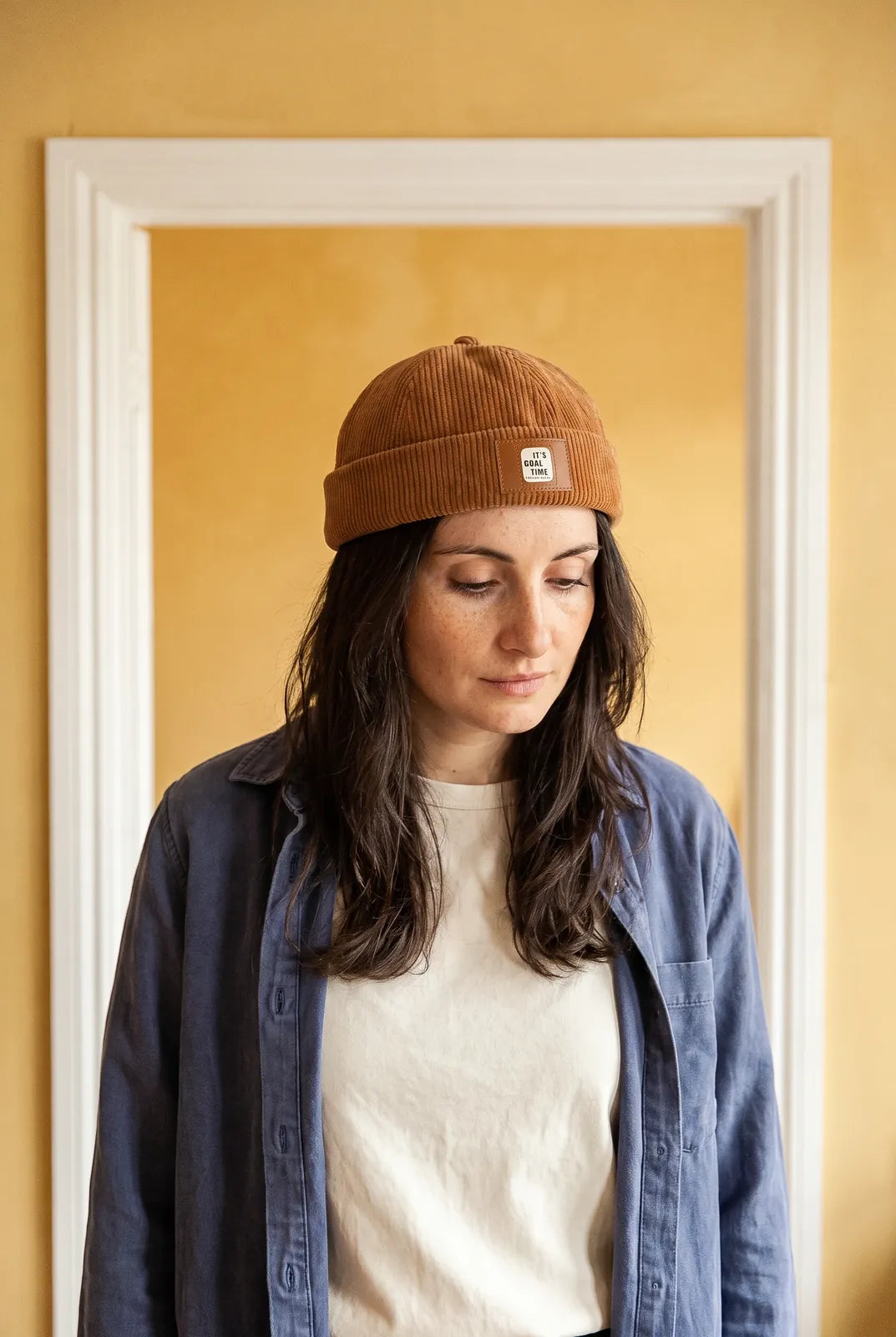 Bonnet docker Velours Retro camel porté par une femme en intérieur