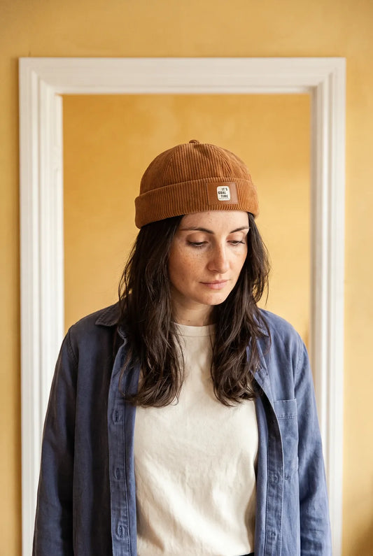 Bonnet docker Velours Retro camel porté par une femme en intérieur