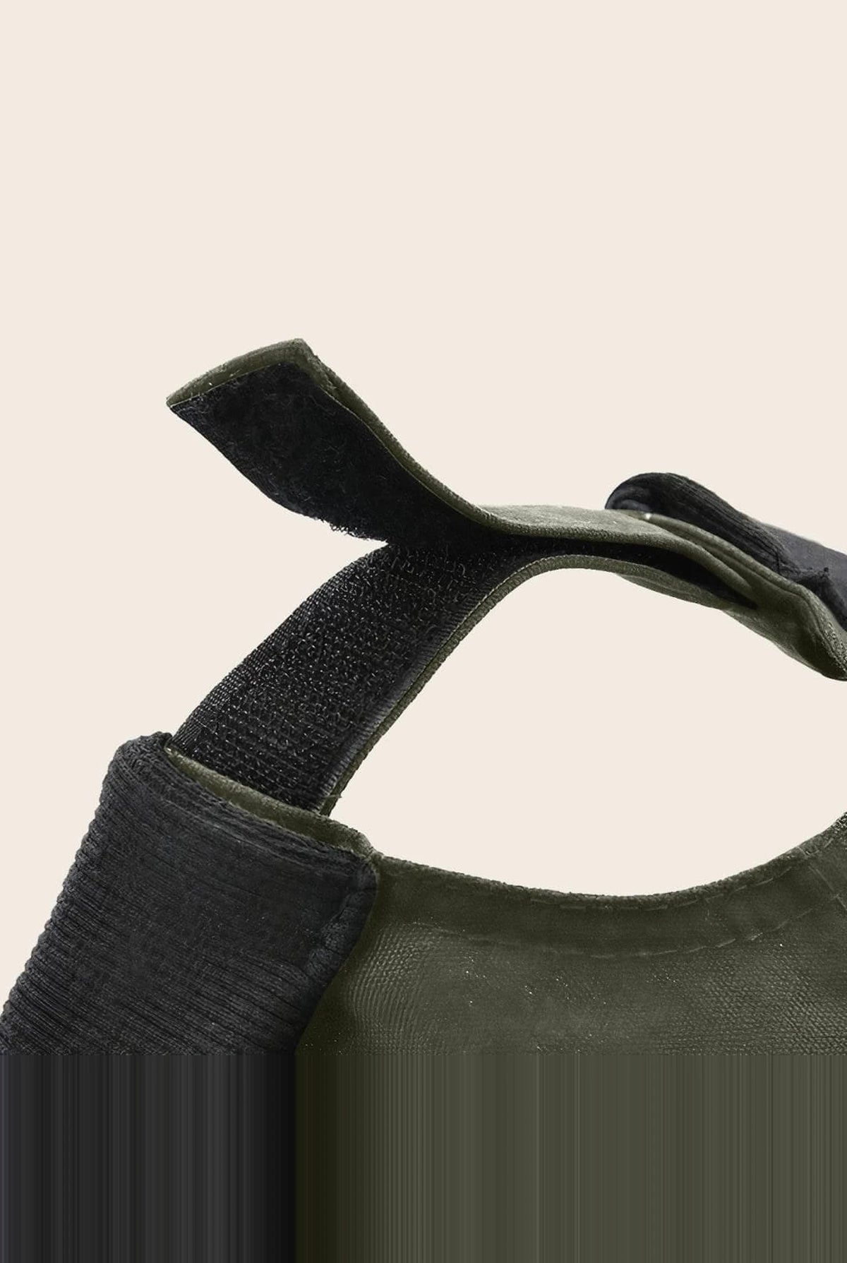 Gros plan sur la fermeture scratch du bonnet docker Vert