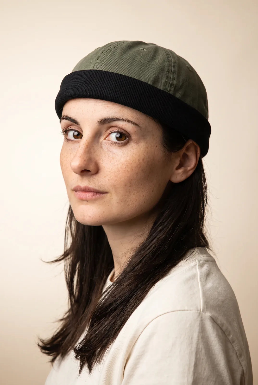 Bonnet docker Vert porté par une femme, portrait