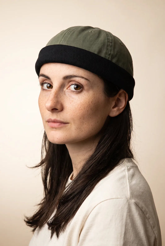Bonnet docker Vert porté par une femme, portrait