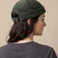 Bonnet docker Vert porté par une femme, vue de dos sur la fermeture