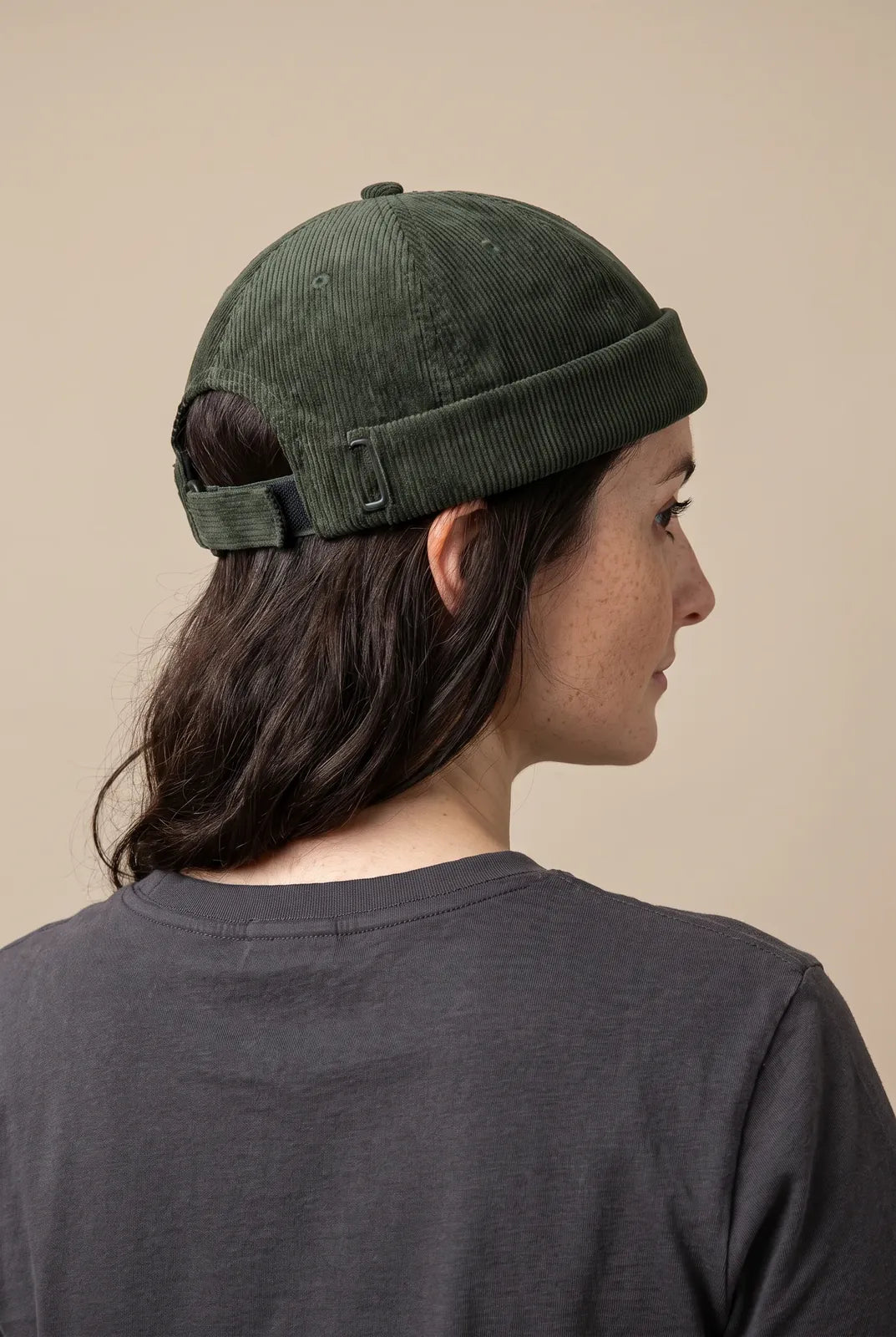 Bonnet docker Vert porté par une femme, vue de dos sur la fermeture