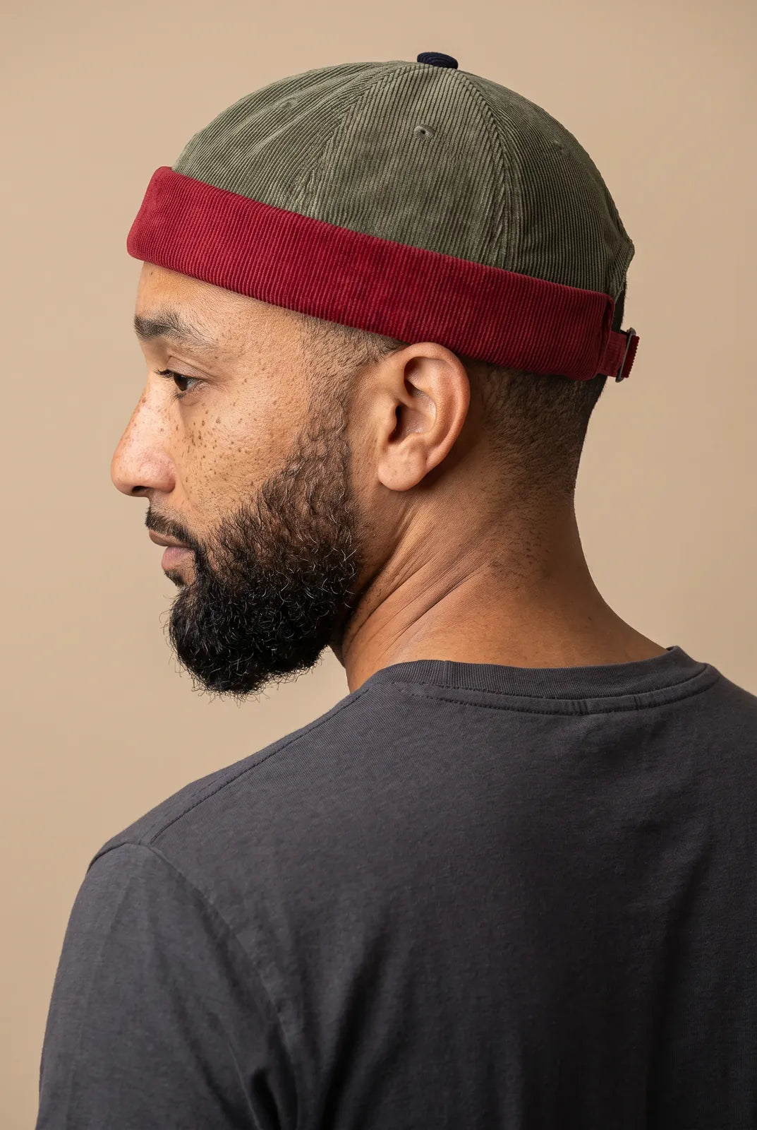 Bonnet docker Vintage porté par un homme, vue de dos sur la fermeture