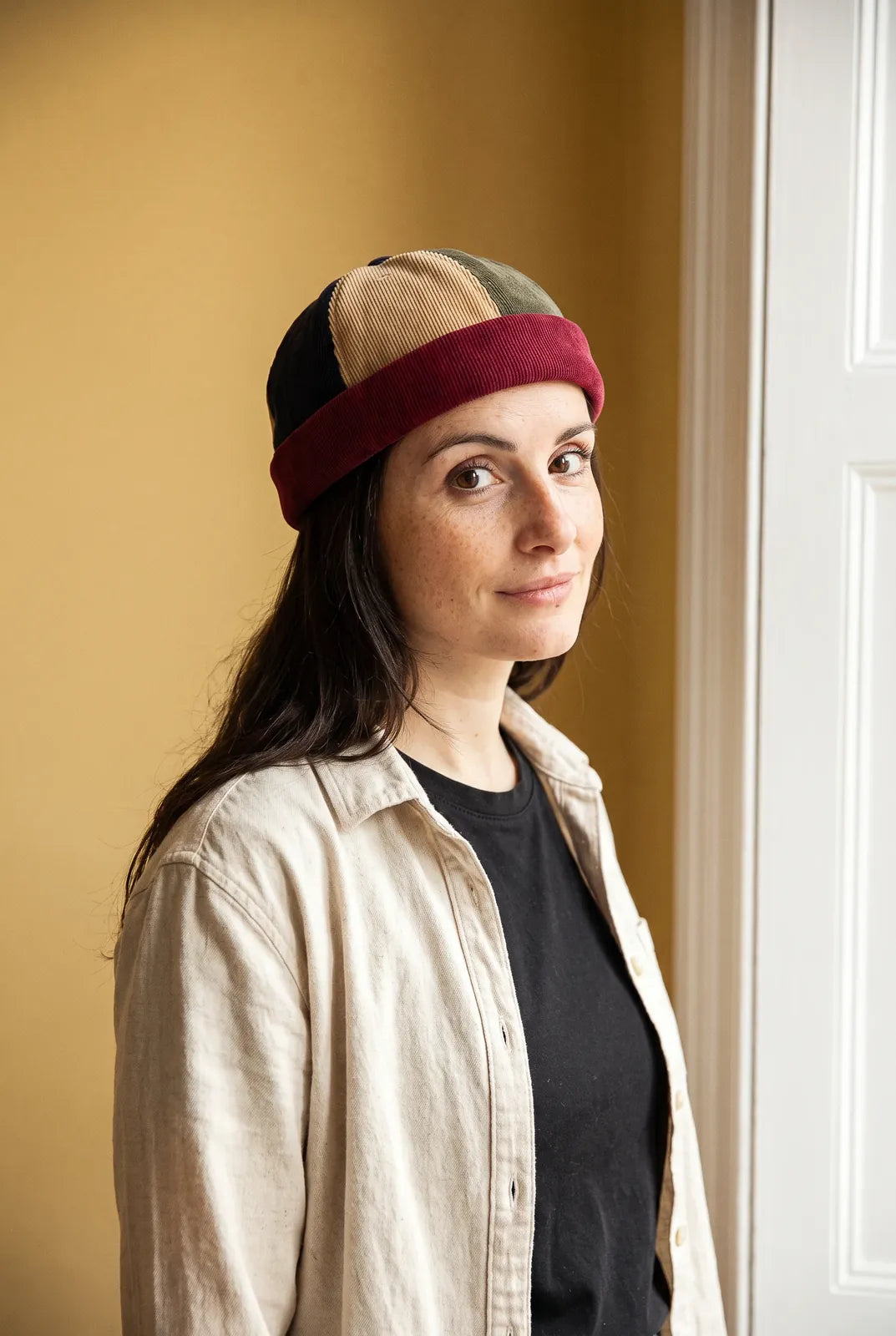 Bonnet docker Vintage porté par une femme en intérieur