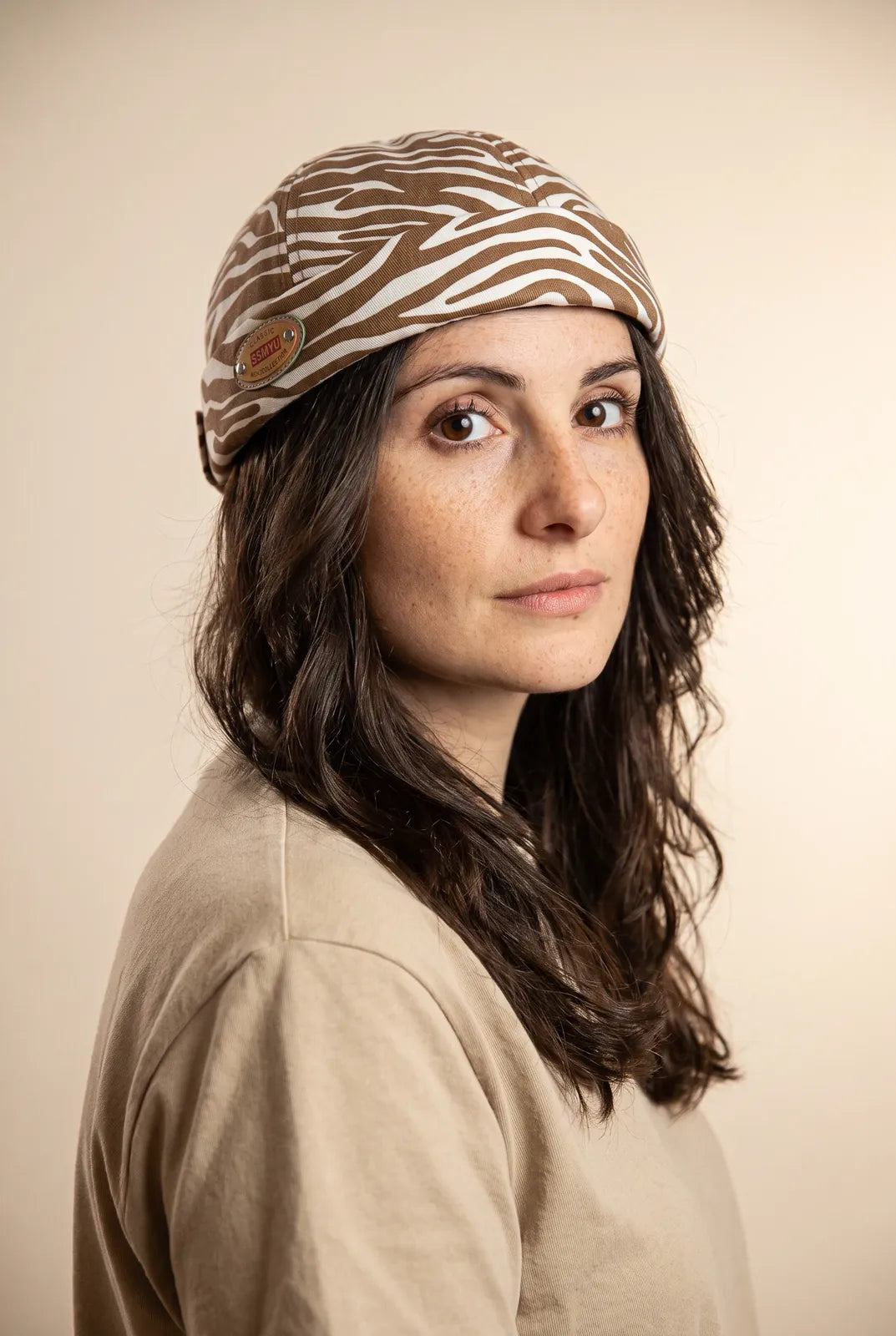 Bonnet docker Zèbre marron porté par une femme, portrait
