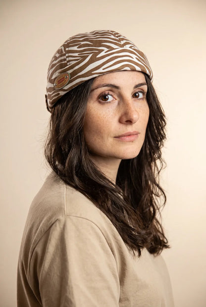 Bonnet docker Zèbre marron porté par une femme, portrait