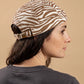 Bonnet docker Zèbre marron porté par une femme, vue de dos sur la fermeture