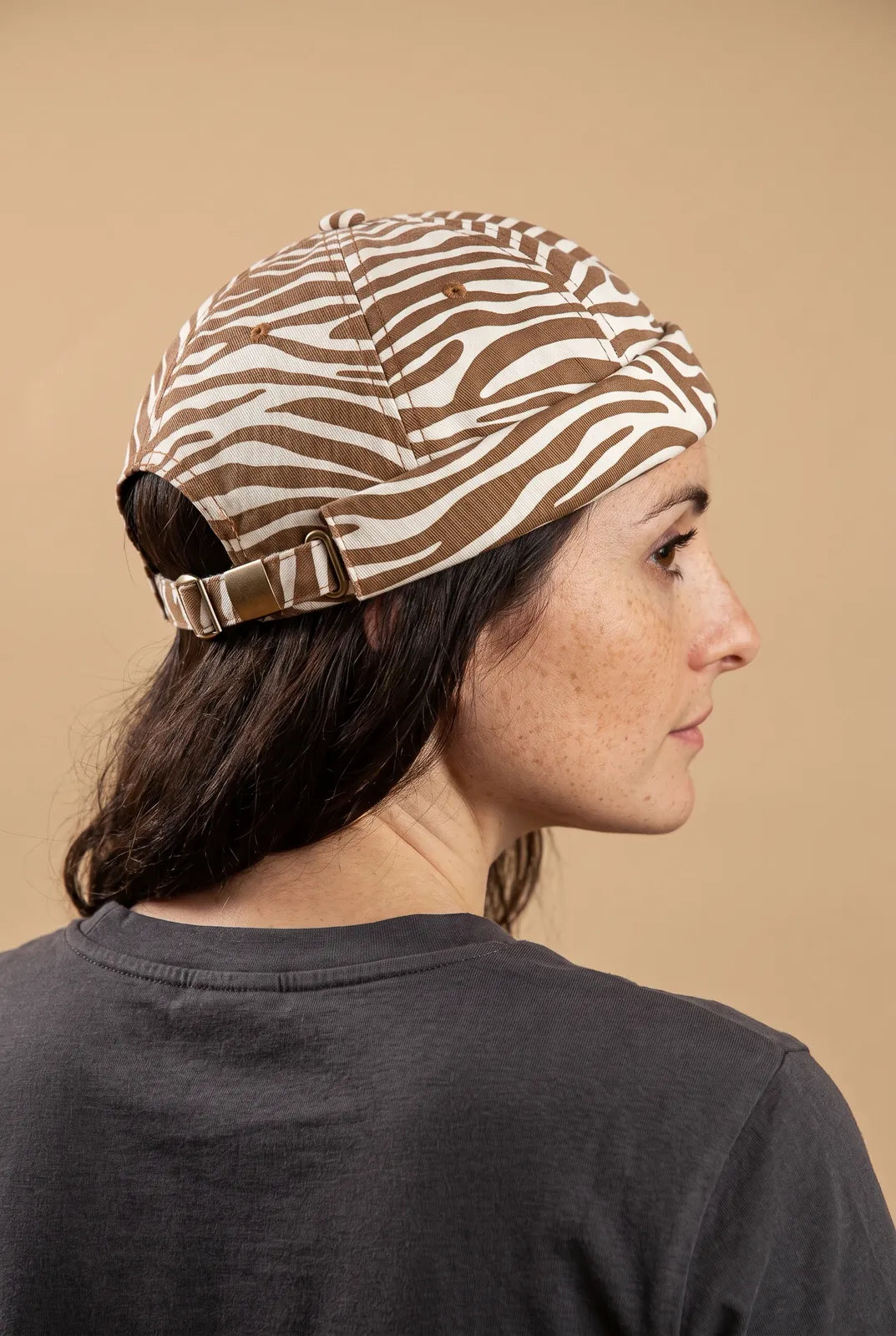 Bonnet docker Zèbre marron porté par une femme, vue de dos sur la fermeture