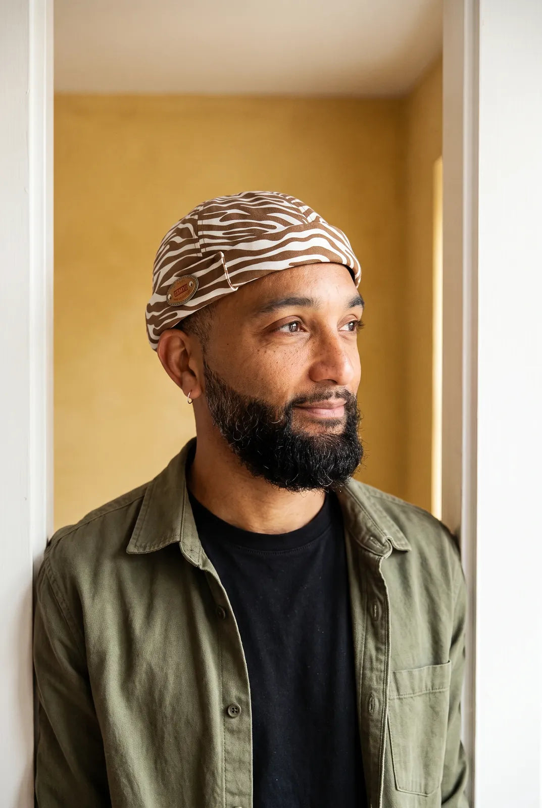 Bonnet docker Zèbre marron porté par un homme en intérieur
