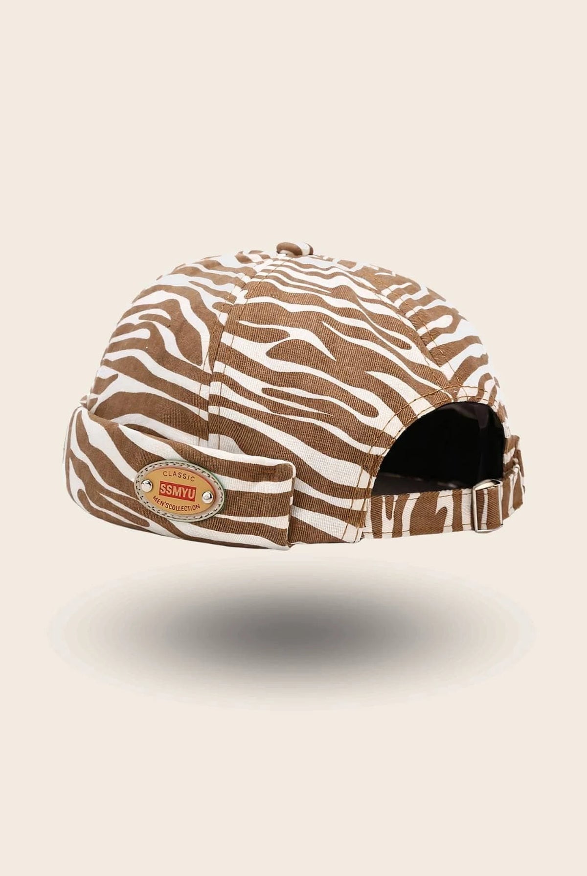 Bonnet docker Zèbre imprimé marron et blanc, vue de dos avec badge SSMYU
