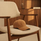Casquette velour côtelé camel posée sur un fauteuil