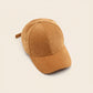 Casquette velour côtelé camel, vue de trois quarts posée à plat
