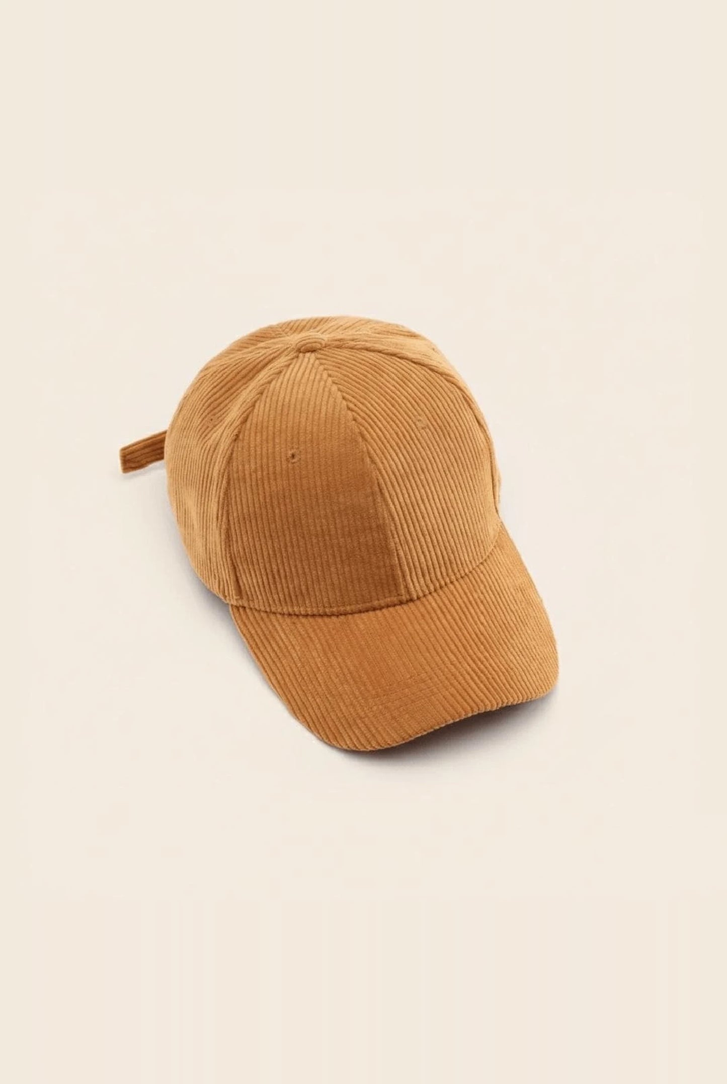 Casquette velour côtelé camel, vue de trois quarts posée à plat