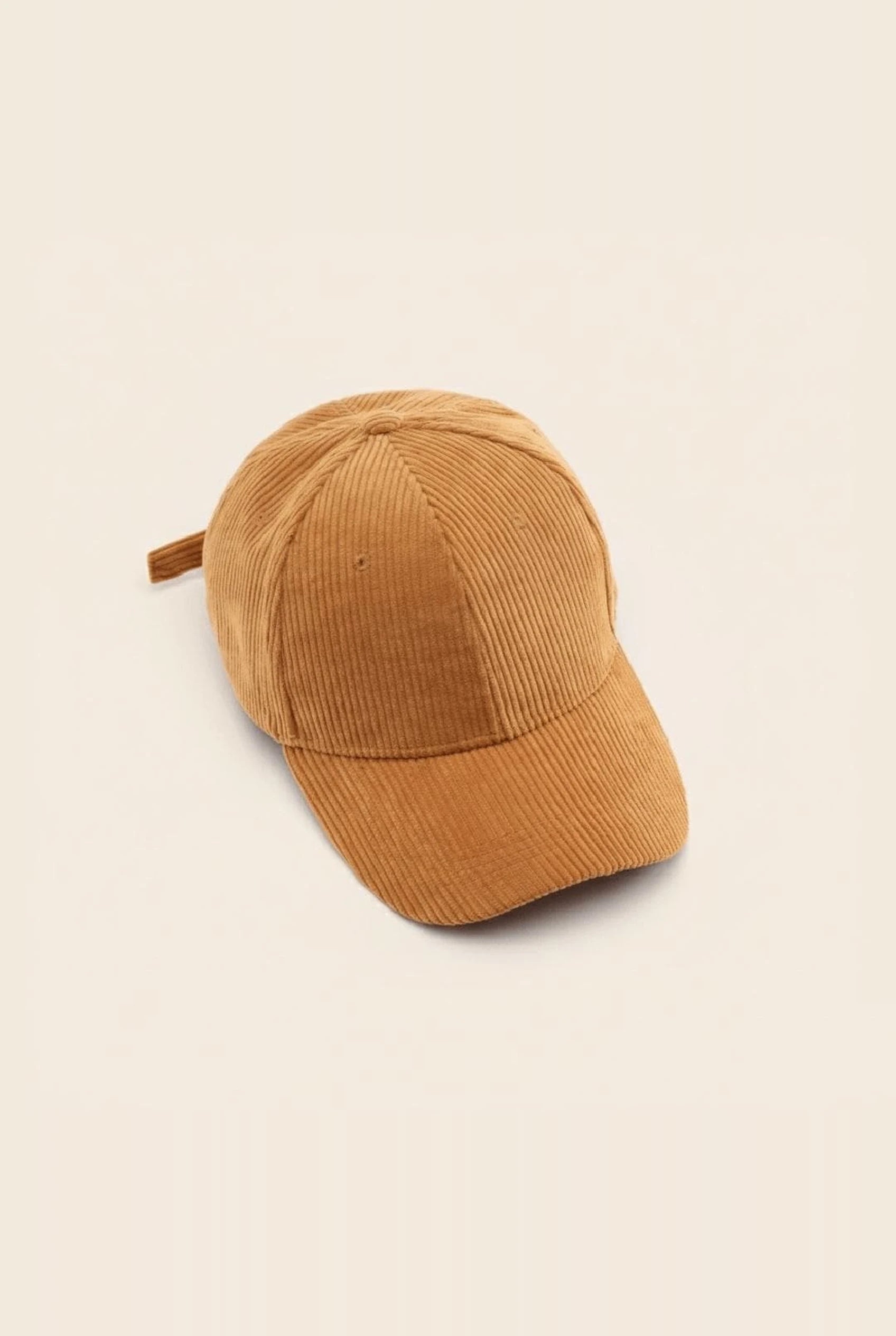 Casquette velour côtelé camel, vue de trois quarts posée à plat