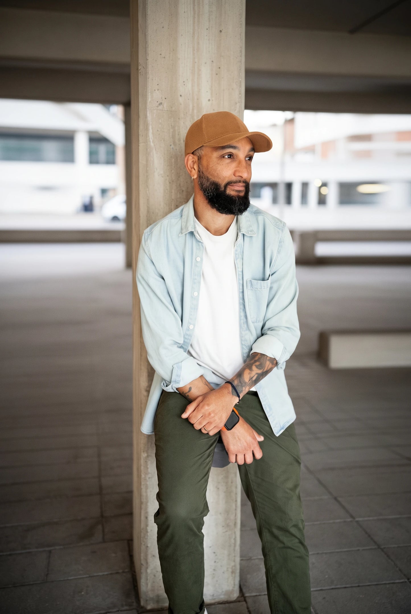 Casquette velour côtelé camel portée par un homme, portrait urbain