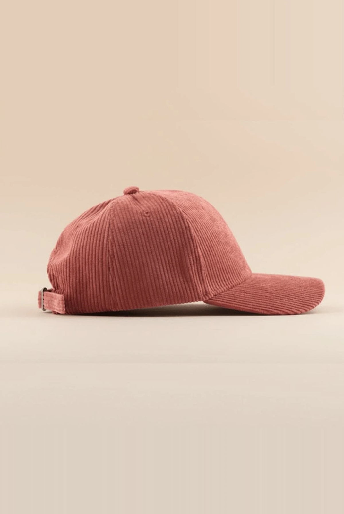 Casquette velour côtelé terracotta, vue de profil