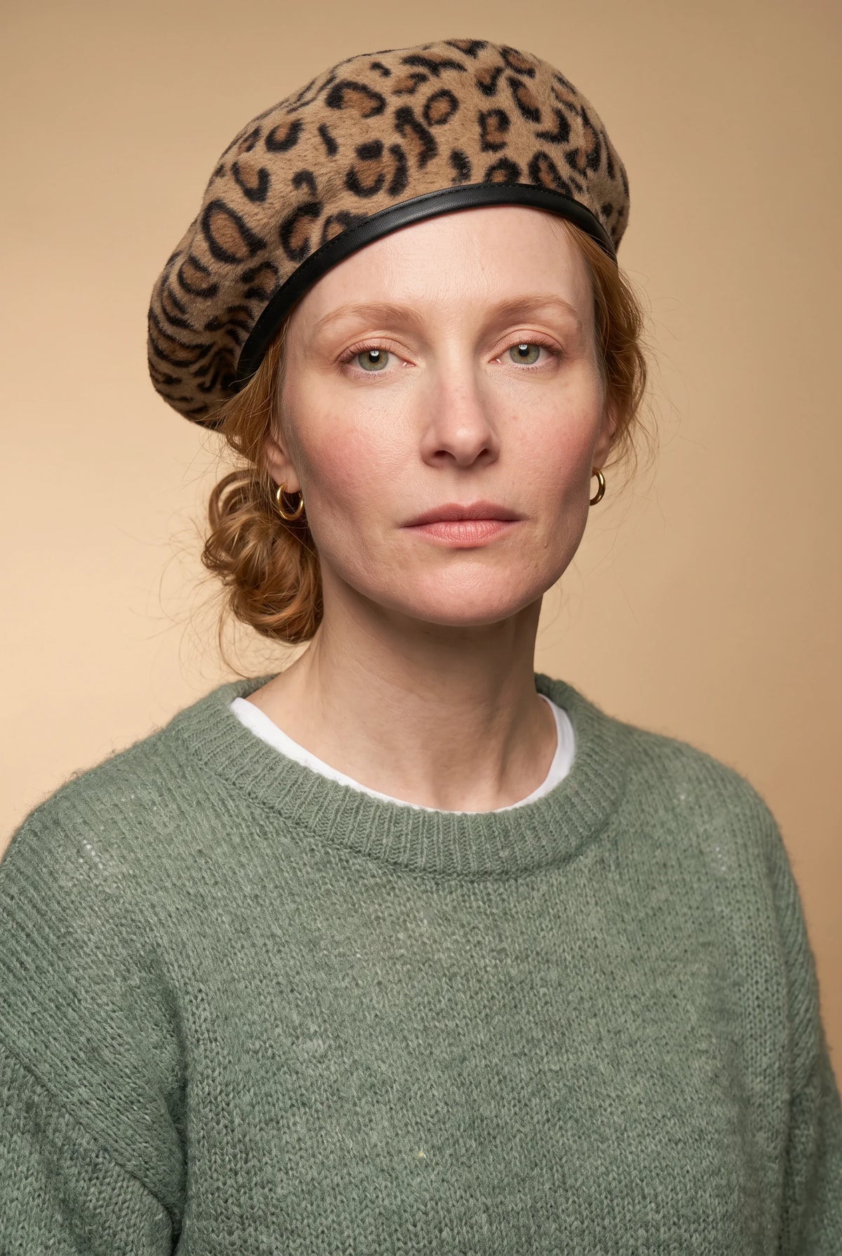 Béret léopard camel porté - photo studio