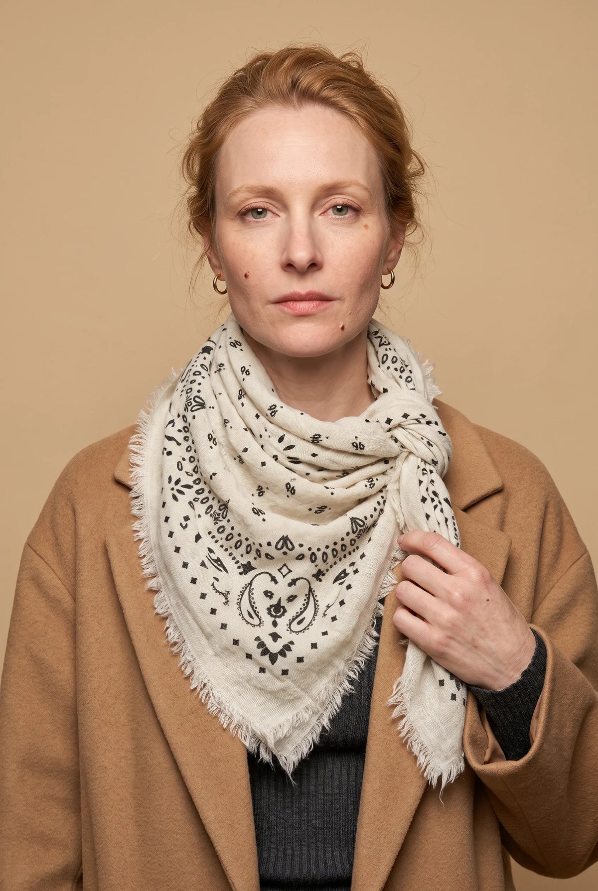Écharpe femme portée - photo studio